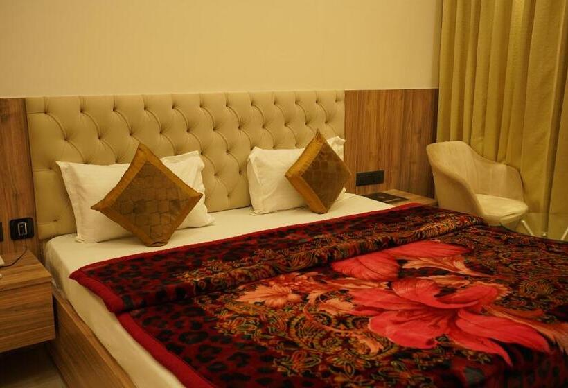 이코노미 룸, Jannat