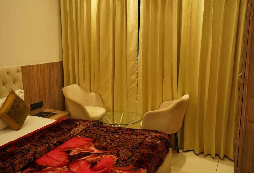 이코노미 룸, Jannat