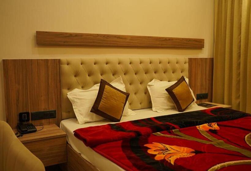 이코노미 룸, Jannat