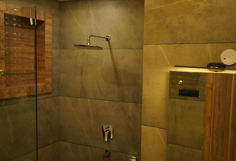 디럭스 룸, Jannat