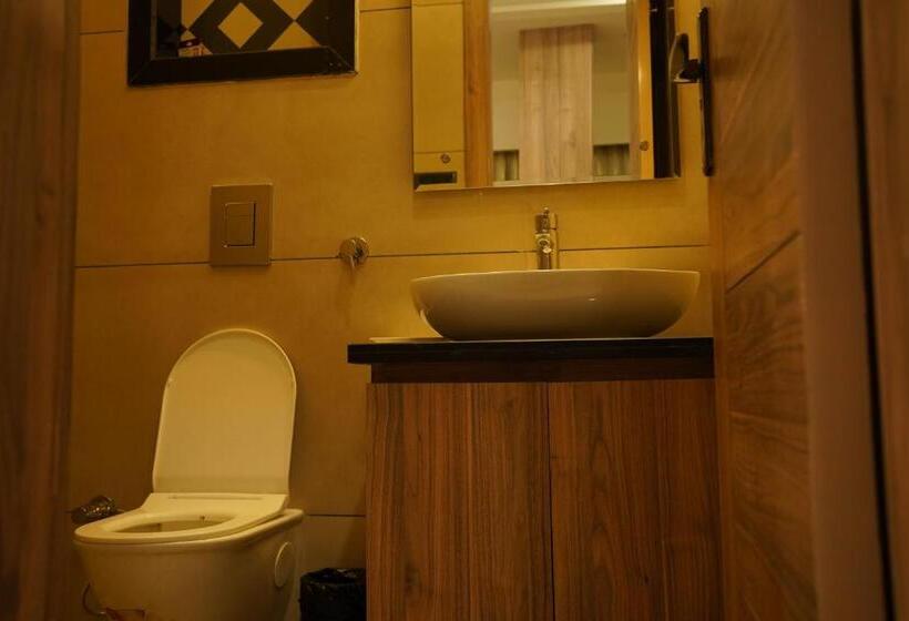 이코노미 싱글 룸, Jannat