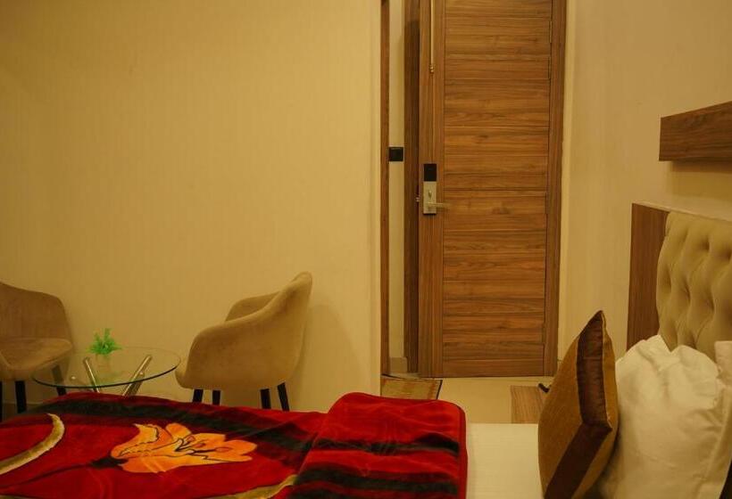 이코노미 싱글 룸, Jannat