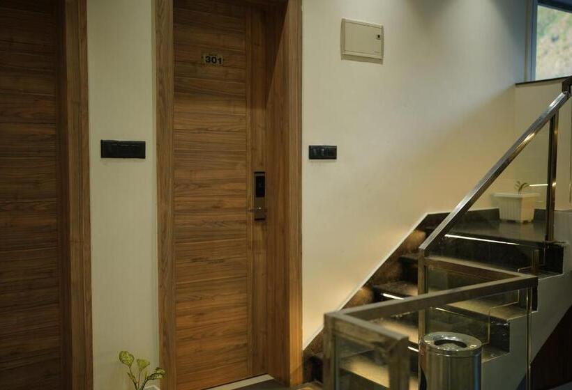 이코노미 룸, Jannat