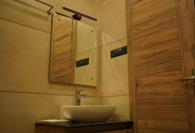 이코노미 룸, Jannat