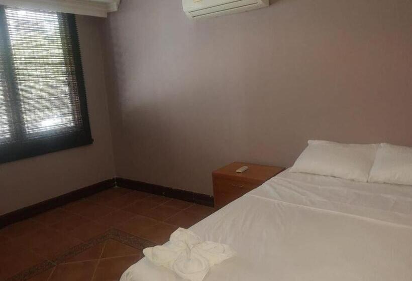 اتاق استاندارد با سرویس بهداشتی مشترک, Casa Hotel Castillogrande
