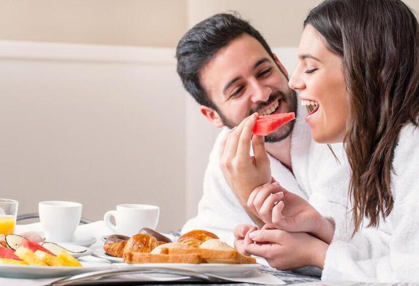 اتاق استاندارد چهارنفره با بالکن, Clubhotel Residence Cesenatico