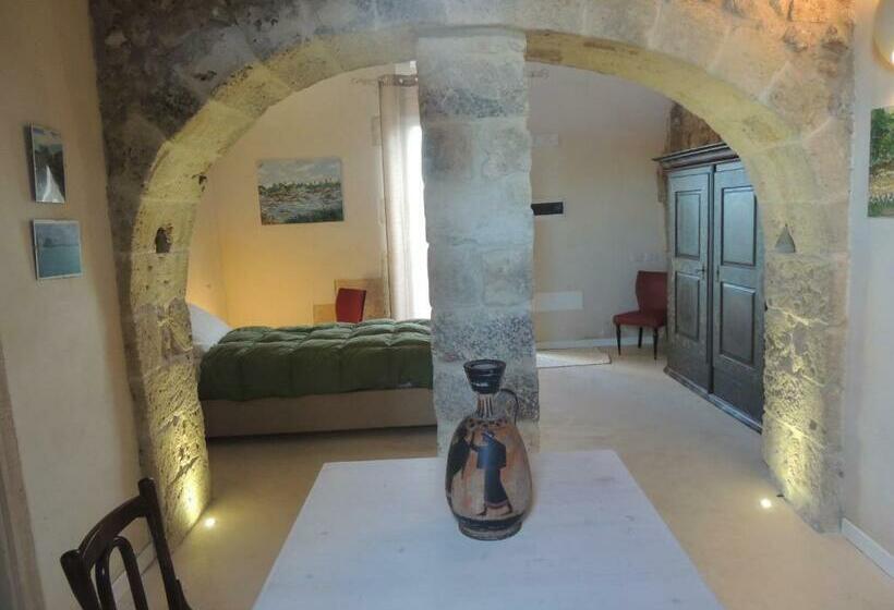 سوئیت جونیور با چشم‌انداز باغ, Falcon Country Suite