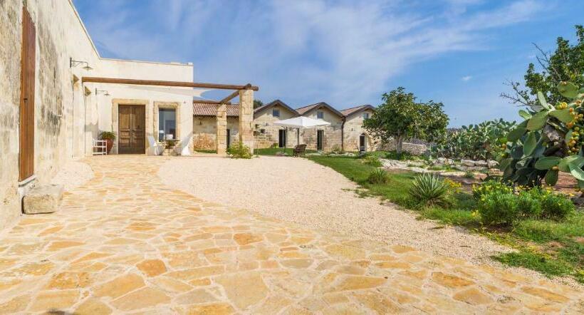 سوئیت جونیور با چشم‌انداز باغ, Falcon Country Suite