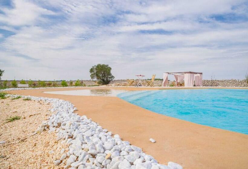 سوییت با چشم‌انداز استخر, Falcon Country Suite