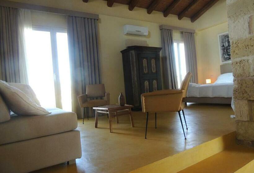 سوییت با چشم‌انداز استخر, Falcon Country Suite