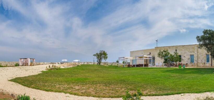 سوییت با چشم‌انداز استخر, Falcon Country Suite