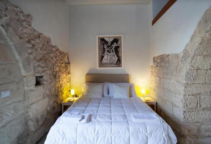 سوییت با چشم‌انداز باغ, Falcon Country Suite