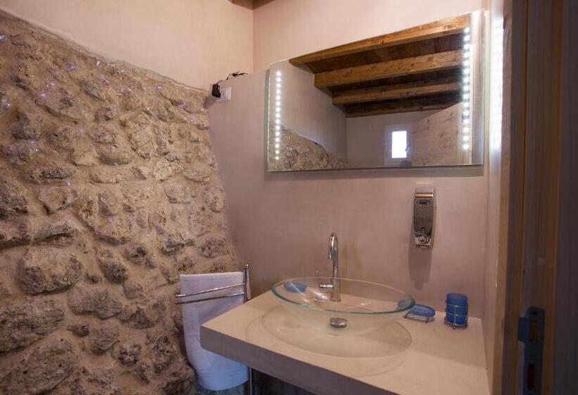 سوییت با چشم‌انداز باغ, Falcon Country Suite