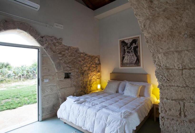 سوییت با چشم‌انداز باغ, Falcon Country Suite