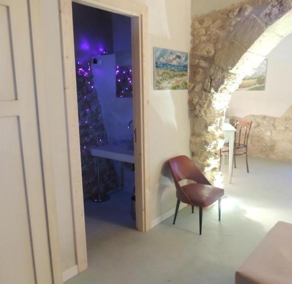 سوییت با چشم‌انداز باغ, Falcon Country Suite