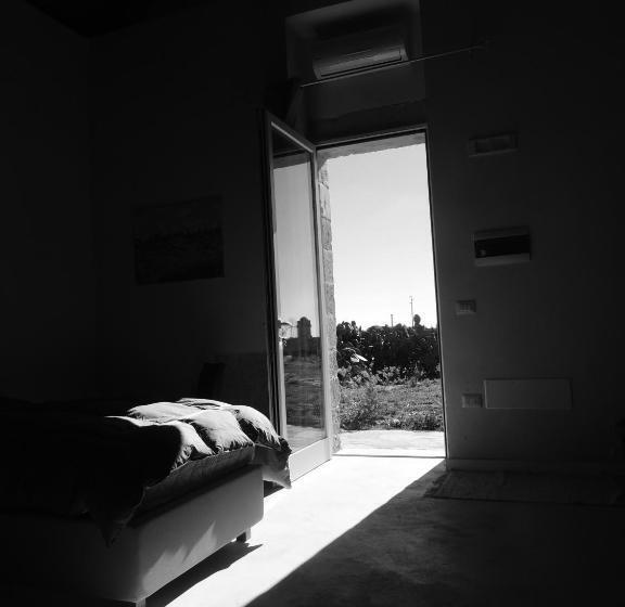 سوییت با چشم‌انداز باغ, Falcon Country Suite