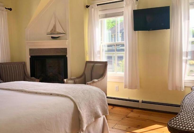 자쿠지 스위트, Admiral S Landing