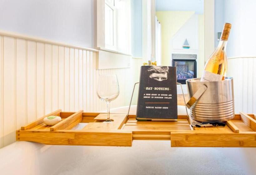 자쿠지 스위트, Admiral S Landing