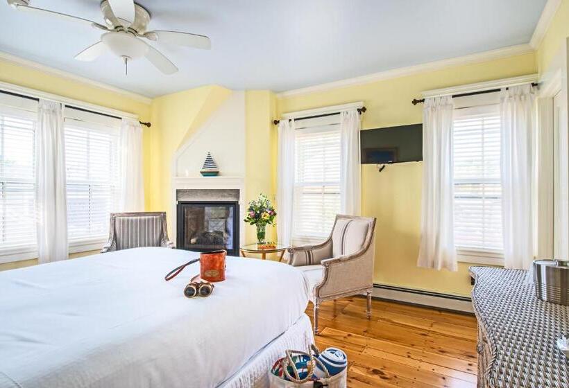 자쿠지 스위트, Admiral S Landing