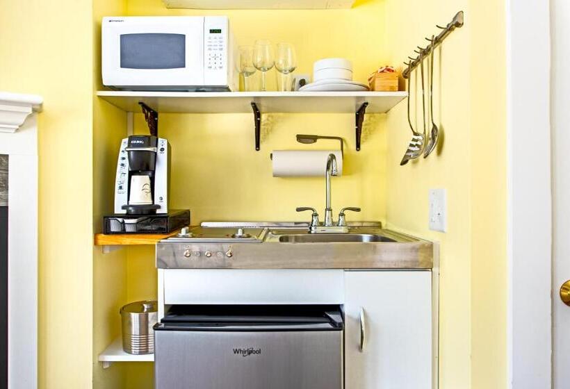 스탠다드 스튜디오, Admiral S Landing