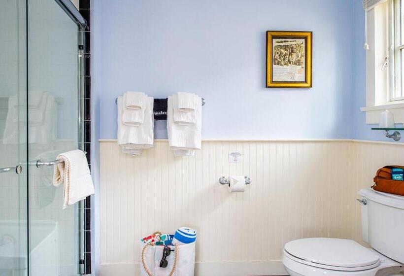 스탠다드 스튜디오 킹침대, Admiral S Landing