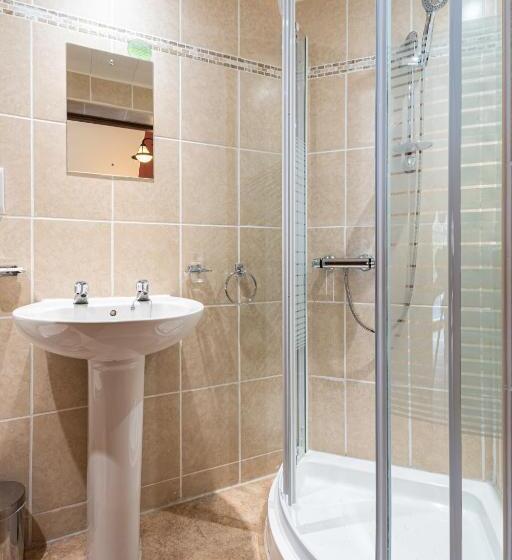 اتاق لوکس, The Village Inn