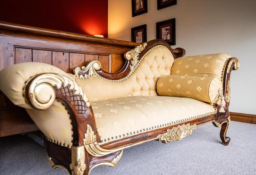 اتاق لوکس, The Village Inn