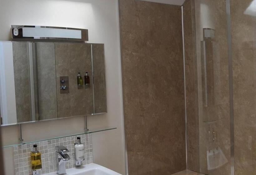 家庭间, The Walnut Tree Inn