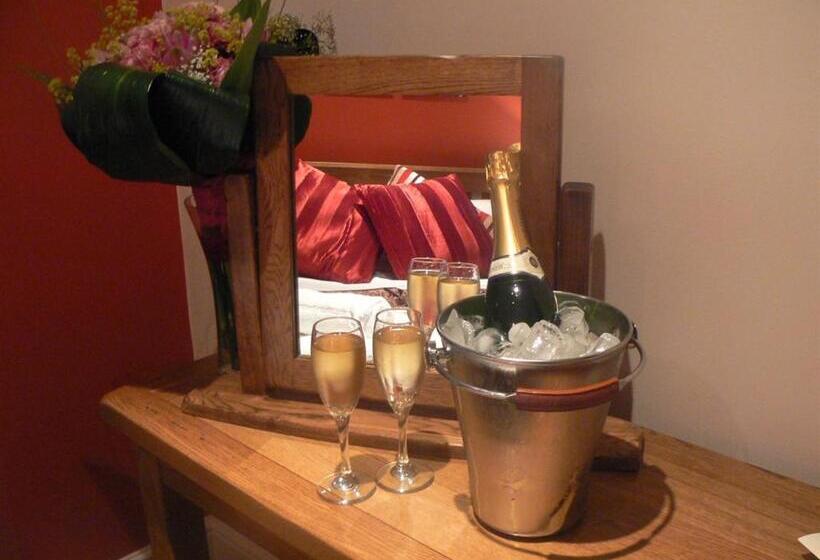 家庭间, The Walnut Tree Inn