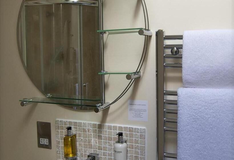 家庭间, The Walnut Tree Inn