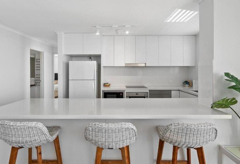 Superior 2-bedroom flat with sea view, Seaview Resort