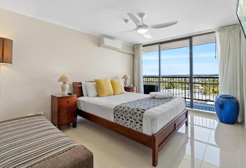 Superior 3-bedroom flat with sea view, Seaview Resort