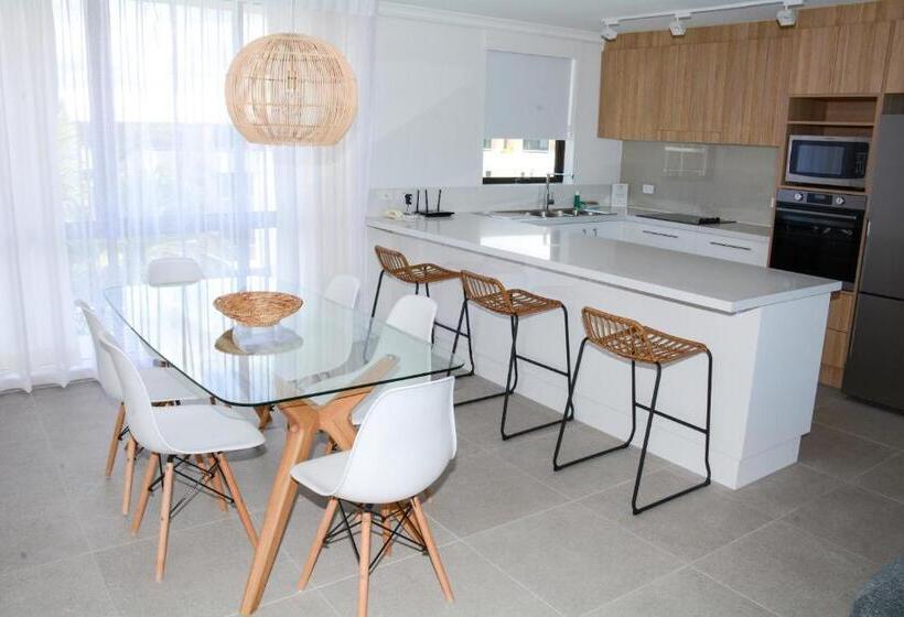 带有一个卧室和海景的高级公寓, Seaview Resort