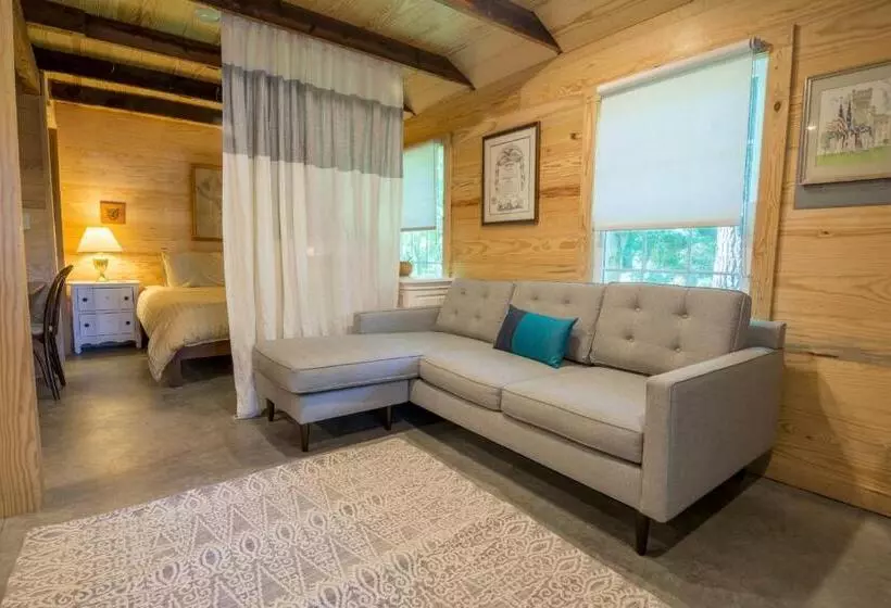 デラックススタジオ, The Dailey Renewal Retreat B & B