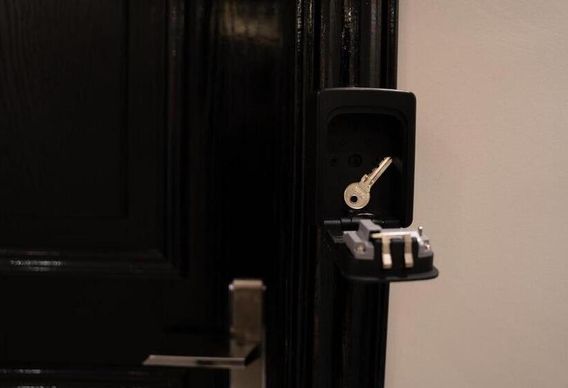 标准工作室, Fans Hotel Suites