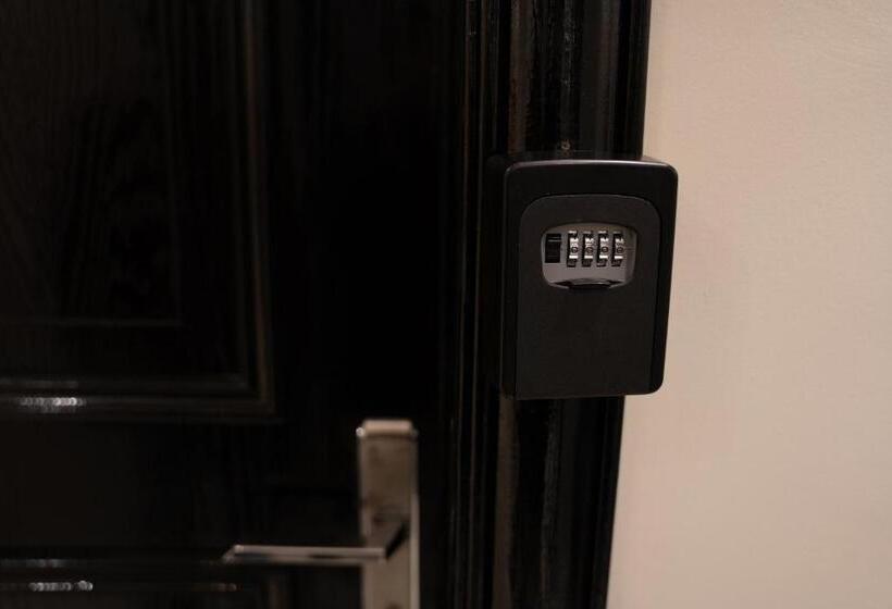 标准工作室, Fans Hotel Suites