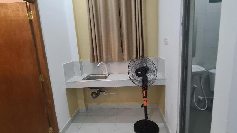 Кровать в Общей Комнате, Ceylon Lodge   Airport Transit Hostel