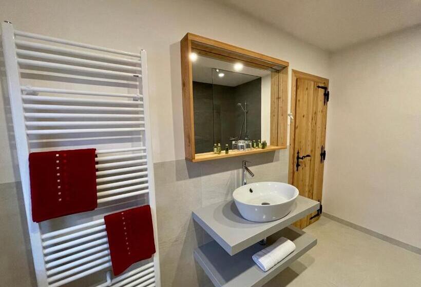 اتاق استاندارد با چشمانداز کوهستان, šurc