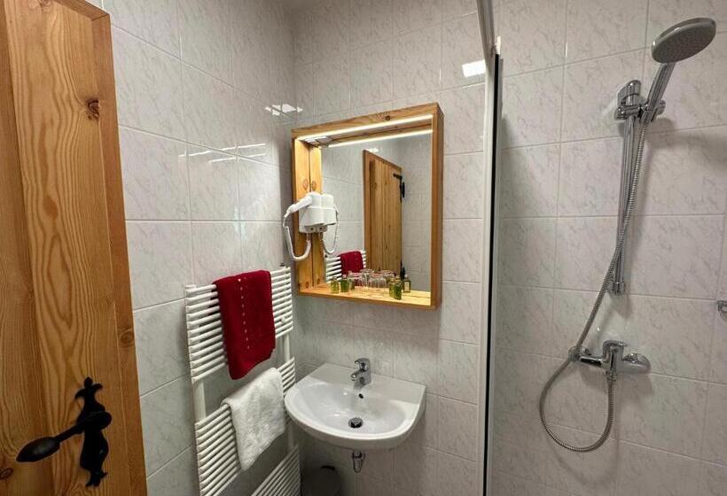 اتاق استاندارد با چشمانداز باغ, šurc