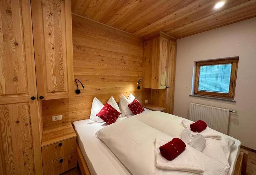 اتاق استاندارد با چشمانداز باغ, šurc