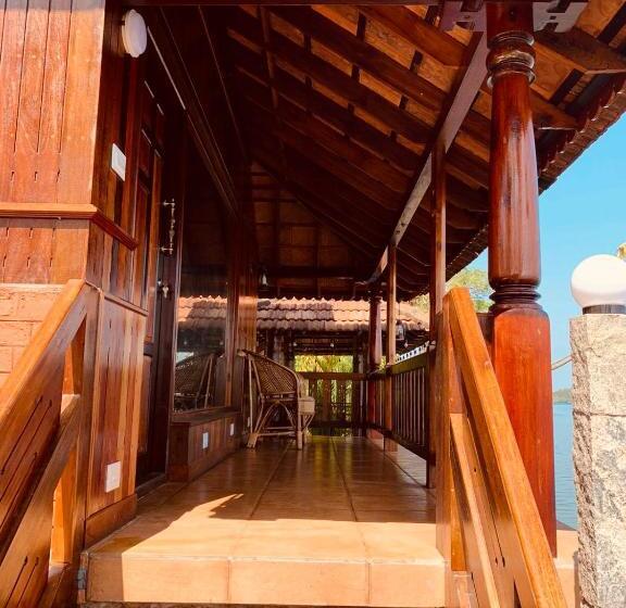 اتاق استاندارد با چشم‌انداز دریاچه, Cherai Lake Resort