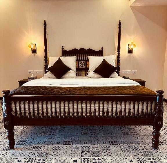 اتاق لوکس با تخت بزرگ, Cherai Lake Resort