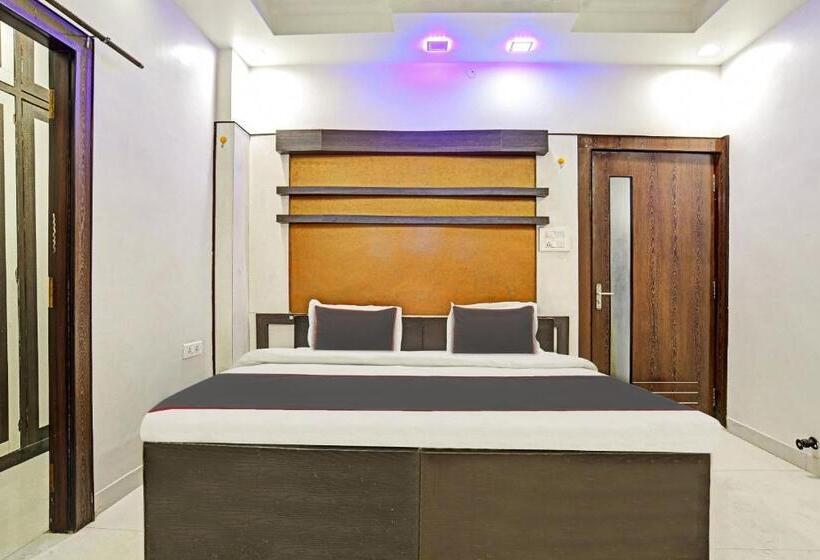 Quarto Triplo Clássico, Collection O 805123 Akriti Regency