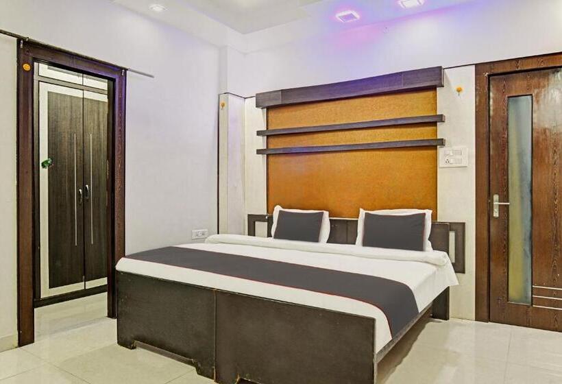 Quarto Triplo Clássico, Collection O 805123 Akriti Regency