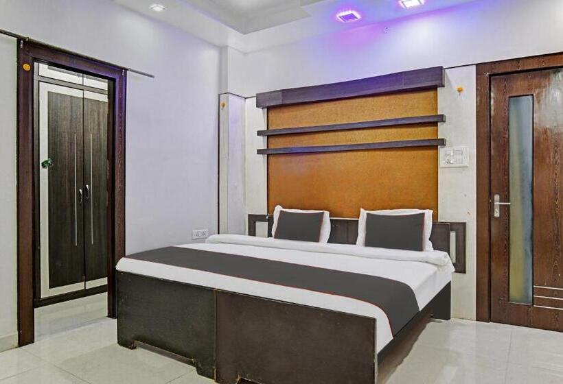 Quarto Triplo Clássico, Collection O 805123 Akriti Regency