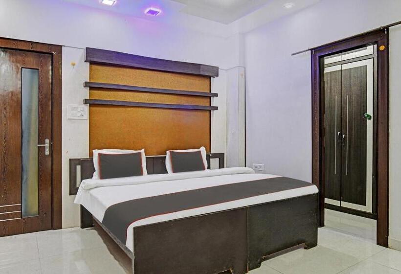 Quarto Triplo Clássico, Collection O 805123 Akriti Regency