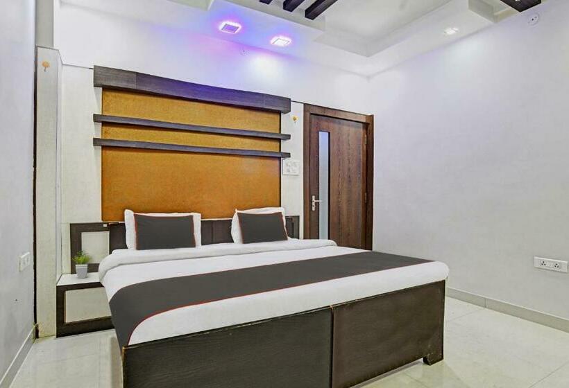 Quarto Triplo Clássico, Collection O 805123 Akriti Regency