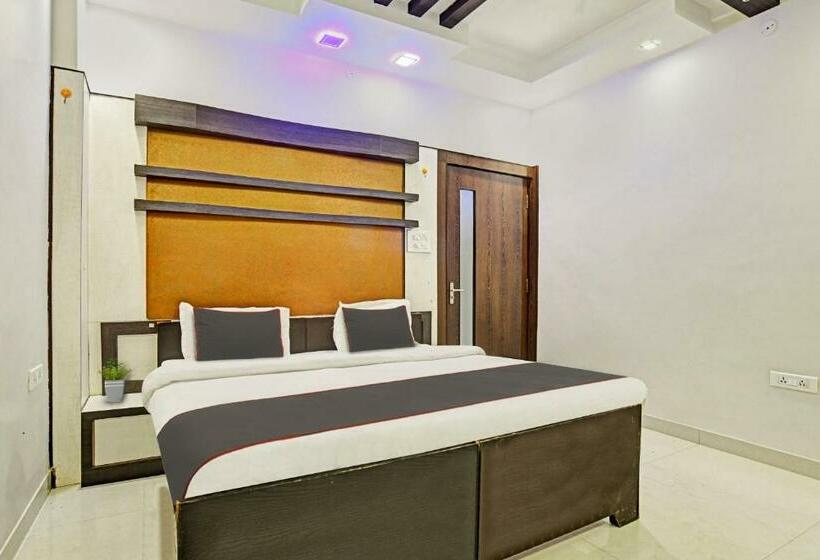 Quarto Triplo Clássico, Collection O 805123 Akriti Regency