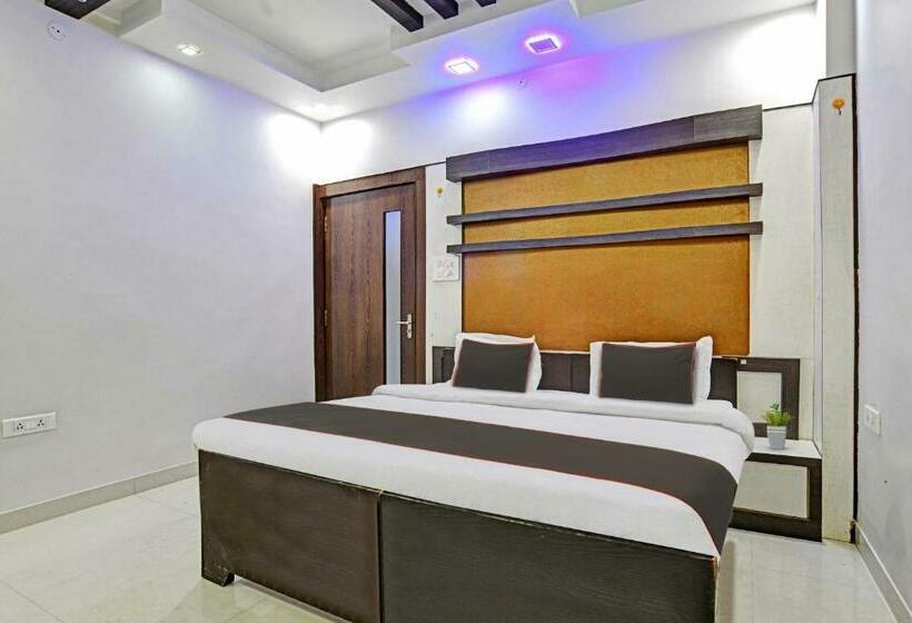 Quarto Triplo Clássico, Collection O 805123 Akriti Regency