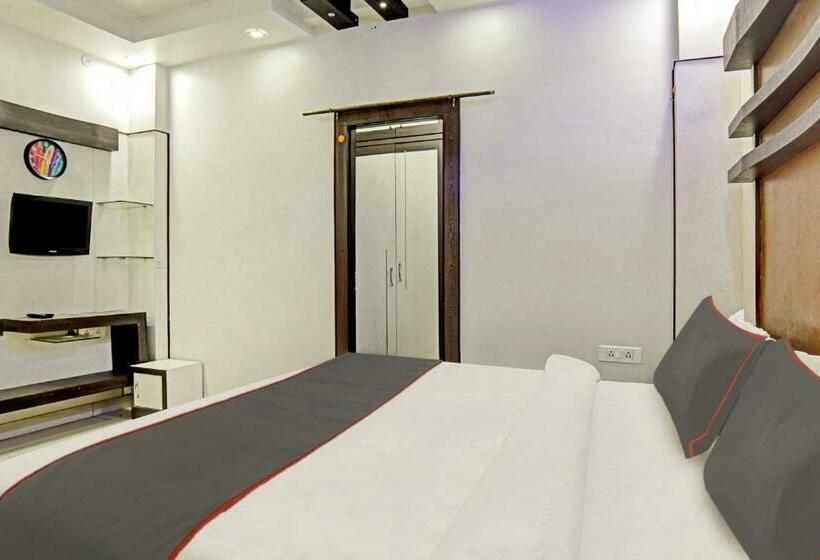 Quarto Triplo Clássico, Collection O 805123 Akriti Regency